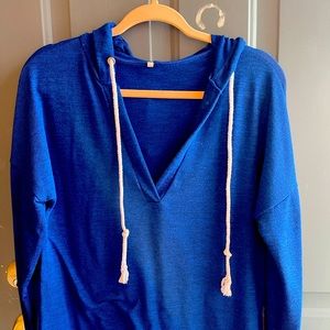 NWOT Cute MED lRoyal blue Lightweight pullover, for Spring and Summer! No brand